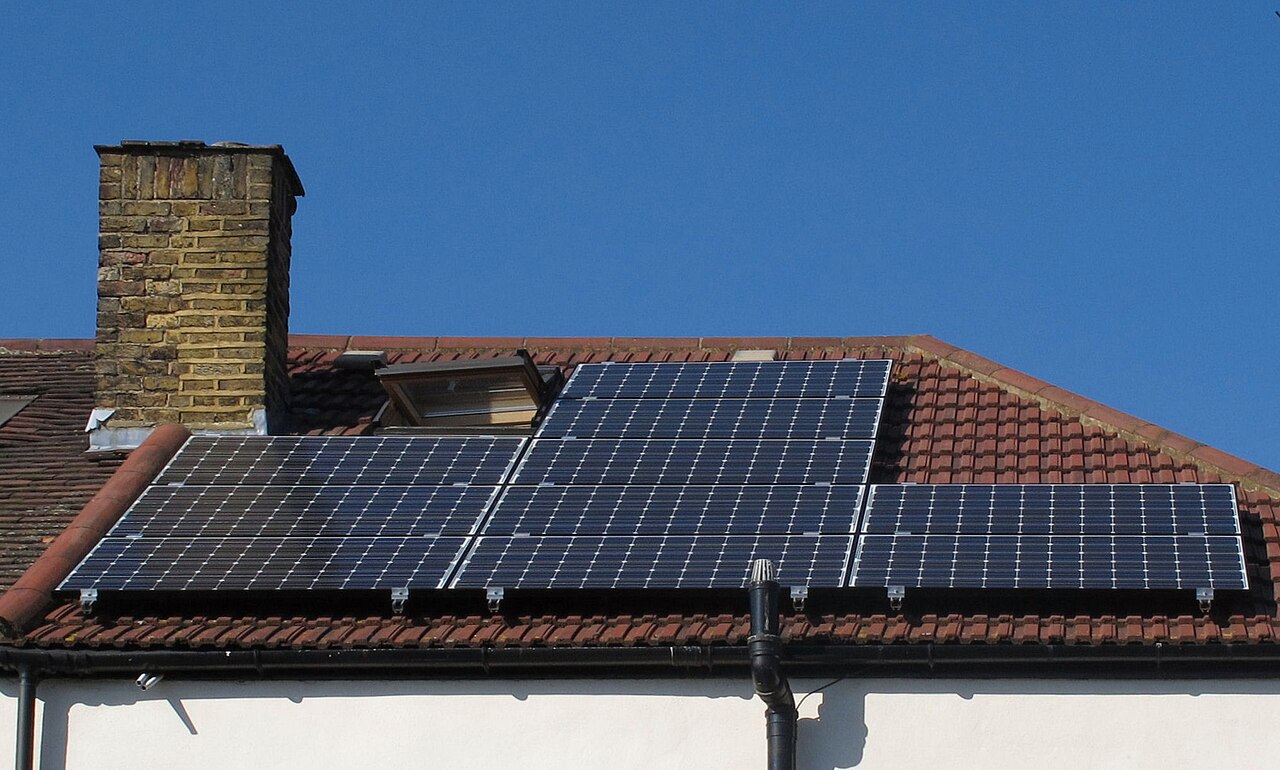 Panouri solare pe acoperișul unei case
