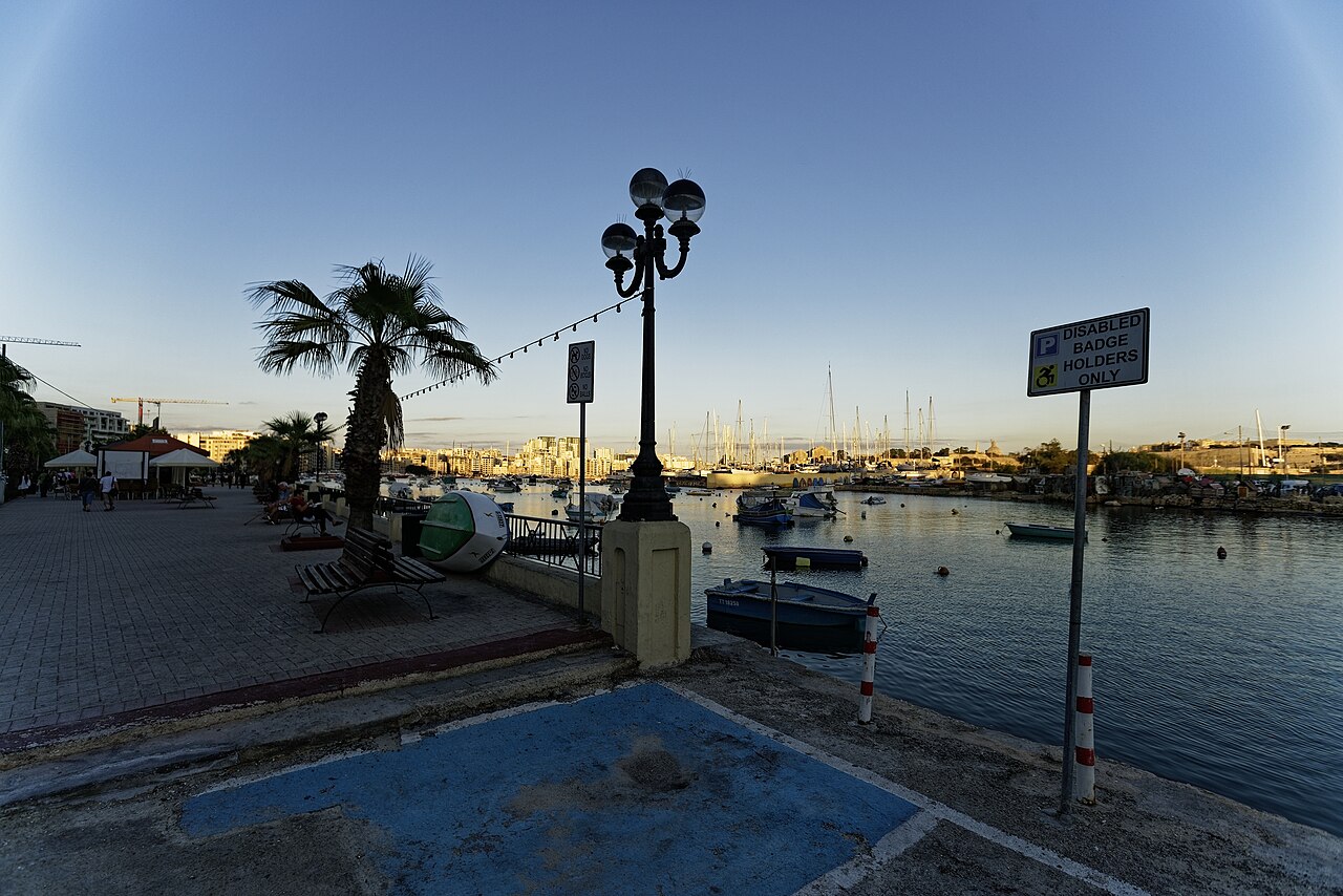 Faleza din Gżira, Malta, la apus