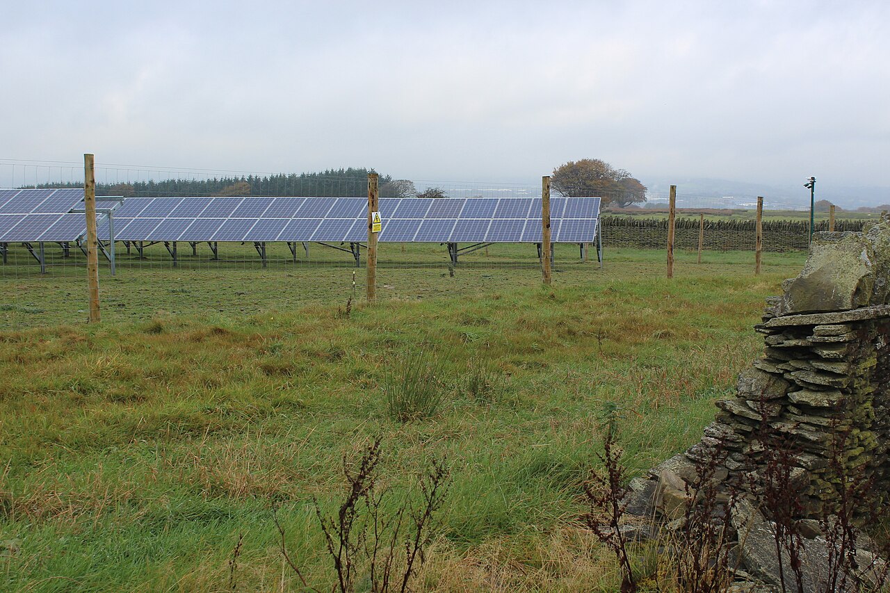 Panouri fotovoltaice pe câmp